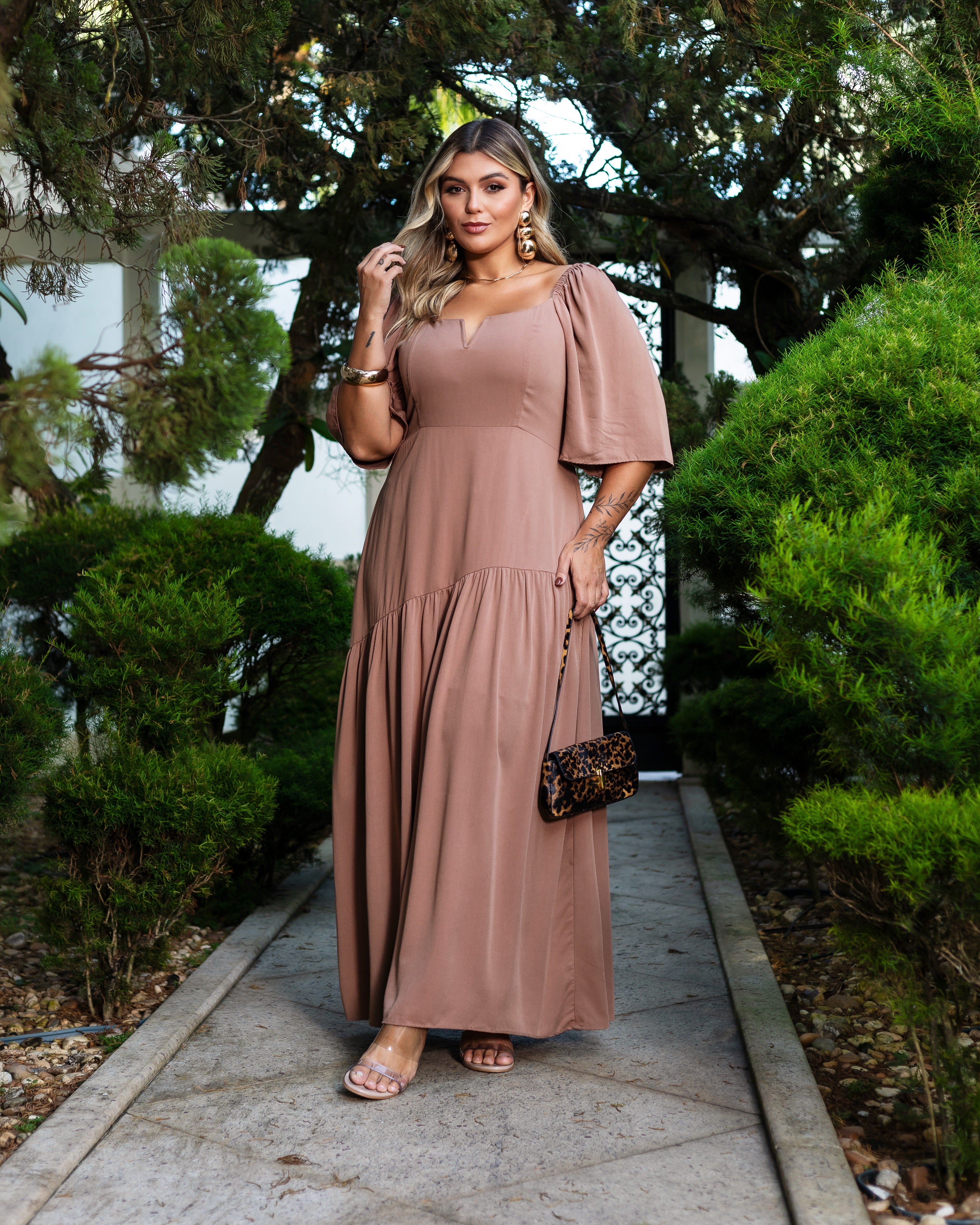 Vestido Longo Plus Size Elegance em Viscolinho Premium com Decote Estruturado