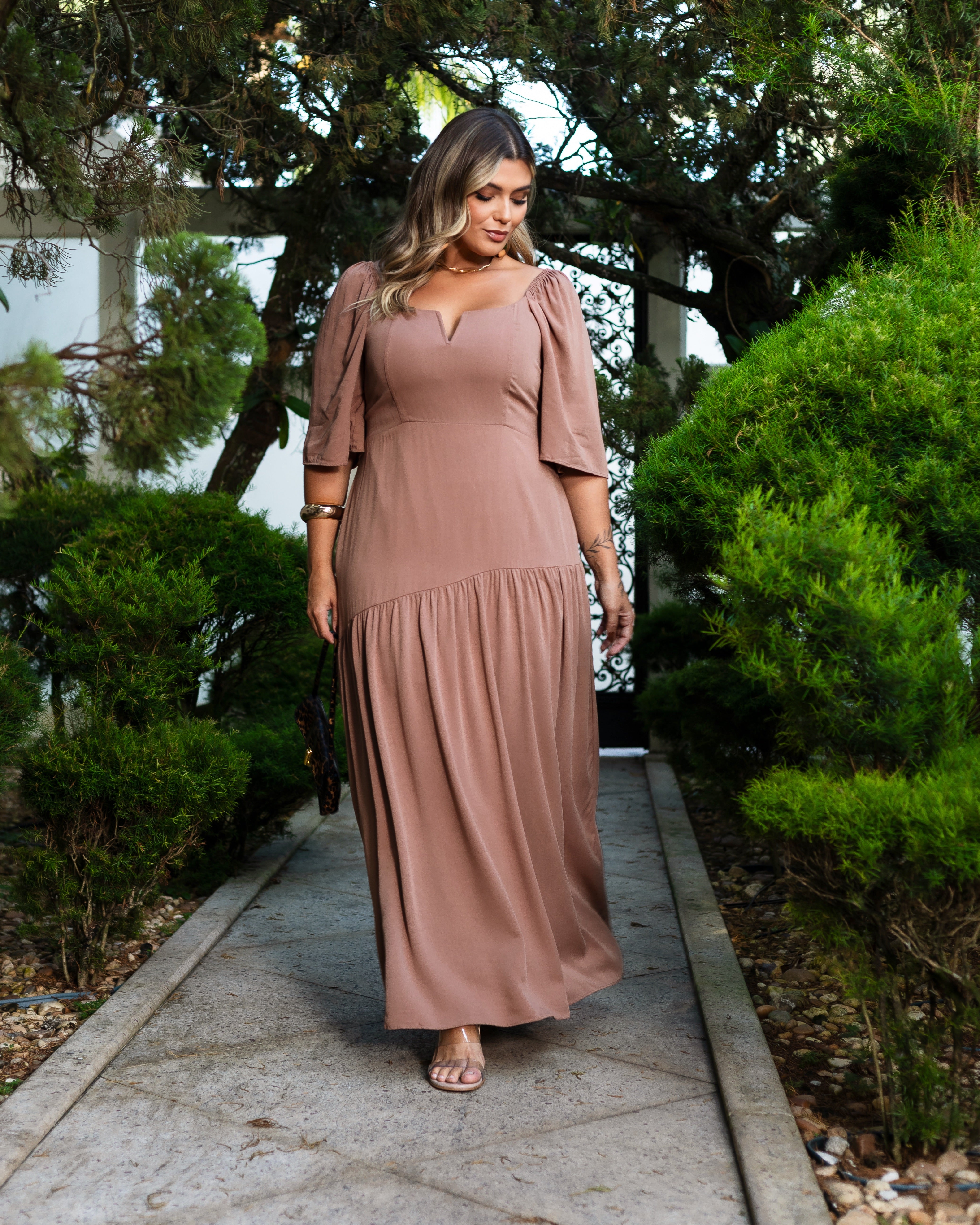 Vestido Longo Plus Size Elegance em Viscolinho Premium com Decote Estruturado