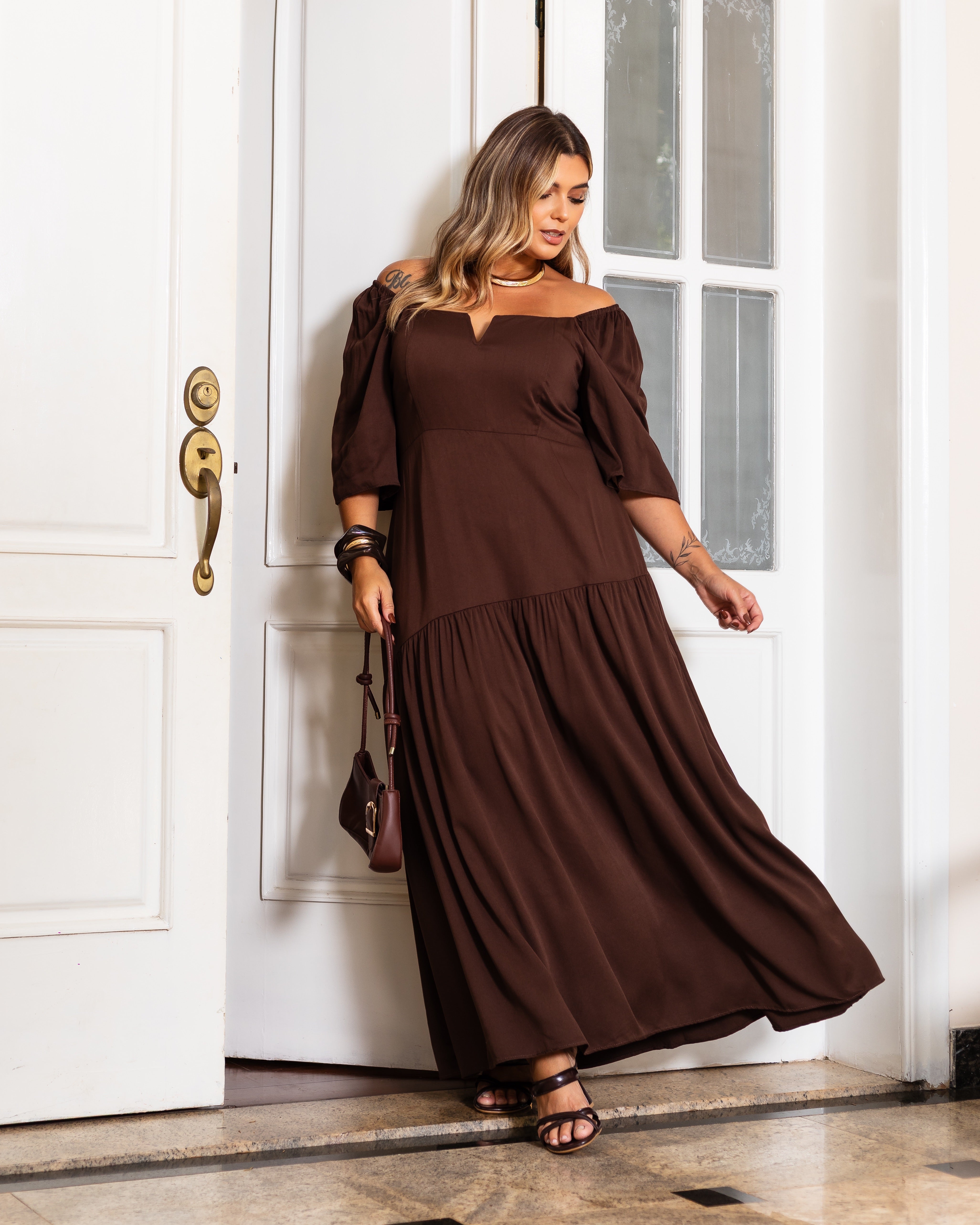 Vestido Longo Plus Size Elegance em Viscolinho Premium com Decote Estruturado