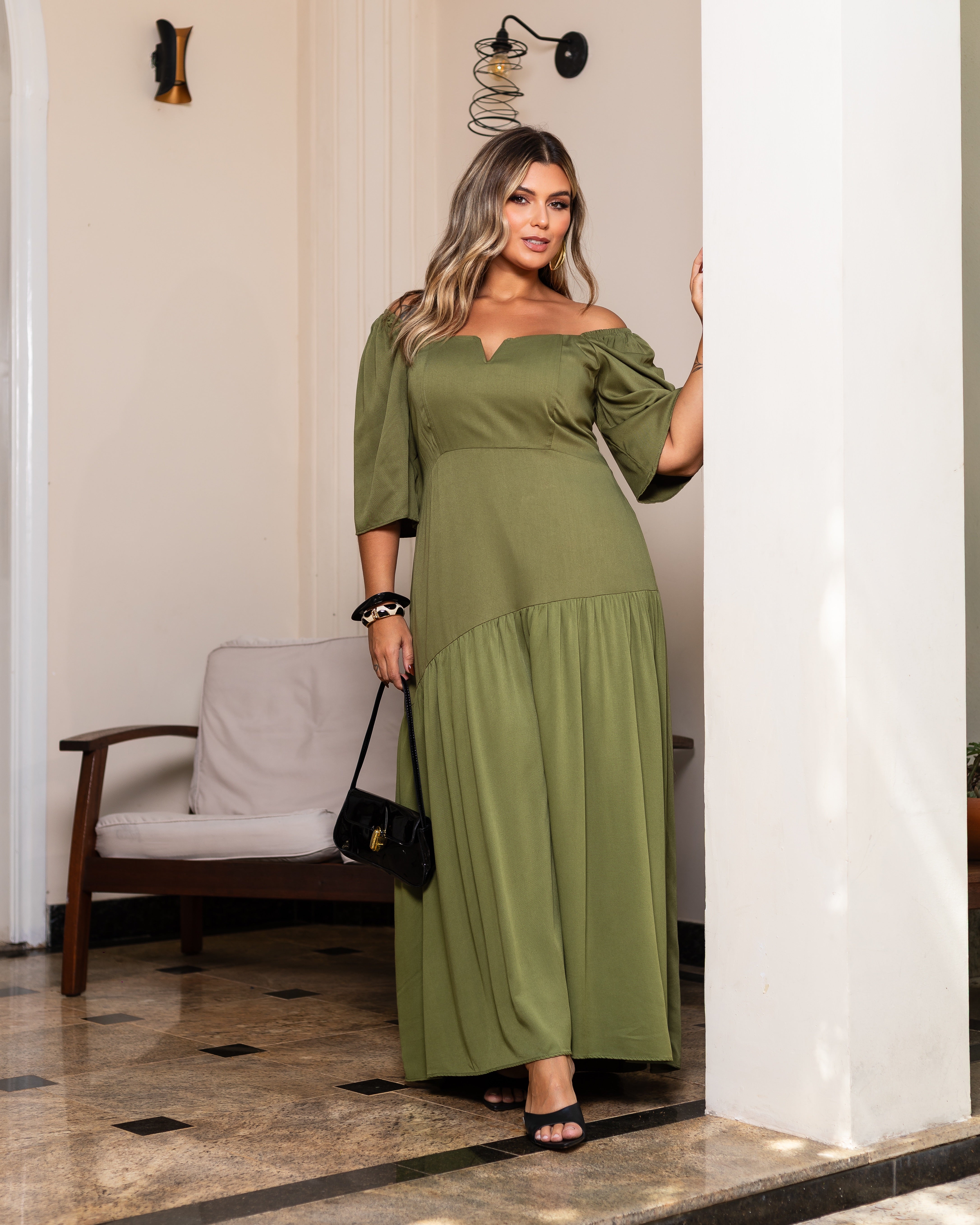 Vestido Longo Plus Size Elegance em Viscolinho Premium com Decote Estruturado
