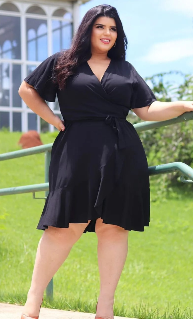 Vestido Plus Size Curto Preto com Manguinha Maria