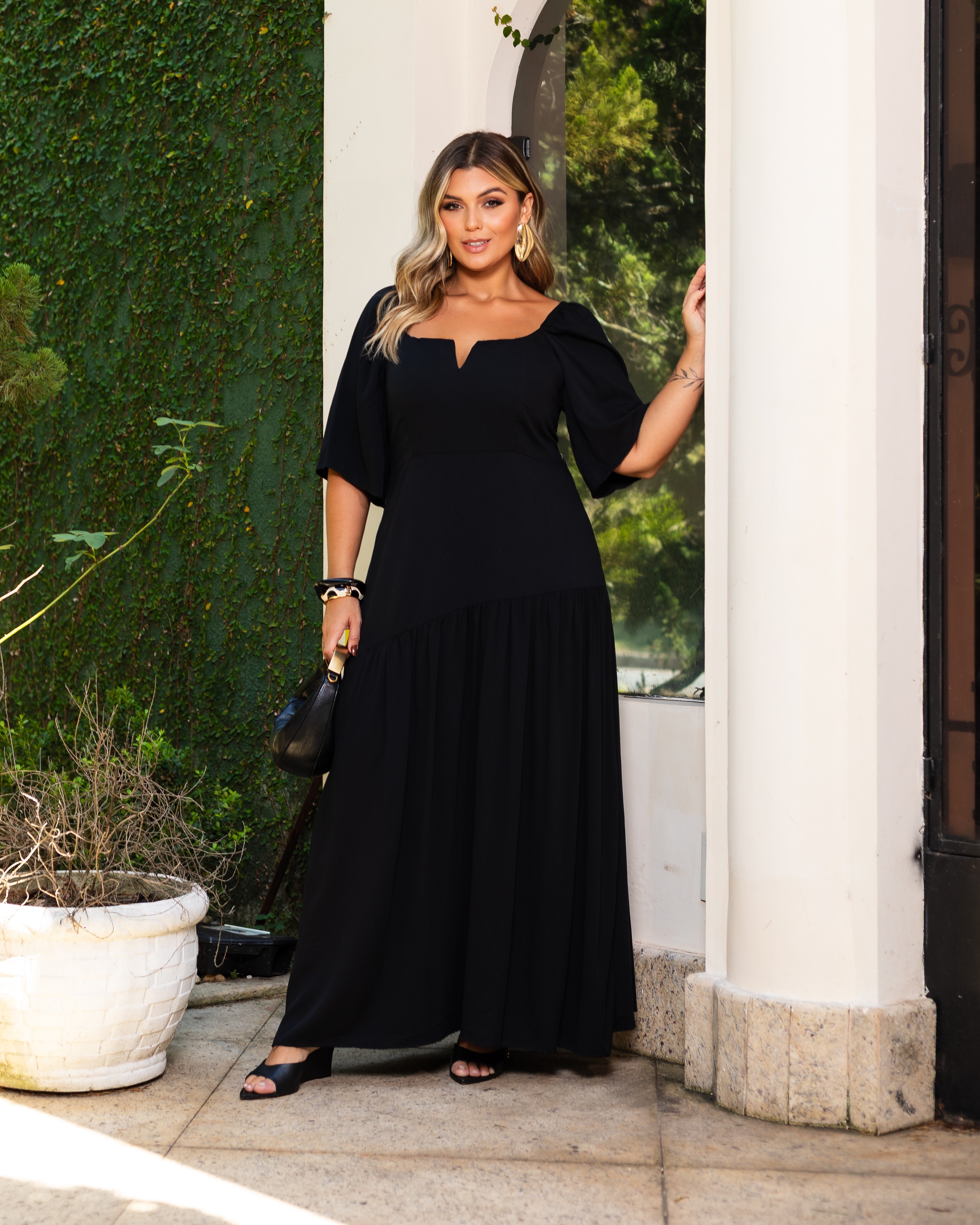 Vestido Longo Plus Size Elegance em Viscolinho Premium com Decote Estruturado