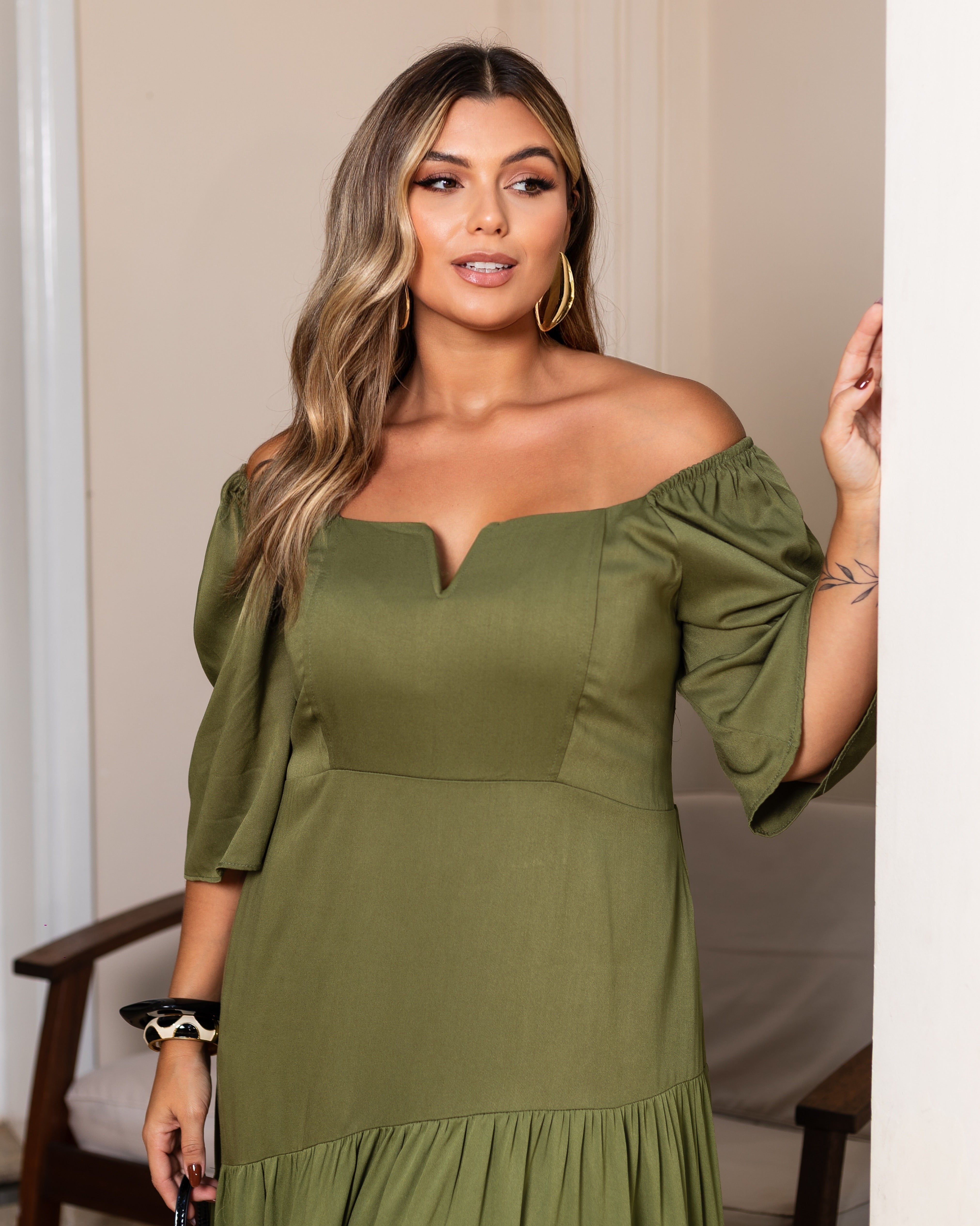 Vestido Longo Plus Size Elegance em Viscolinho Premium com Decote Estruturado